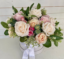 Load image into Gallery viewer, Aston Box