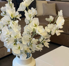 Load image into Gallery viewer, Cream Sweet pea Artificial Arrangement
