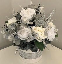Load image into Gallery viewer, Luxury White Rose Box
